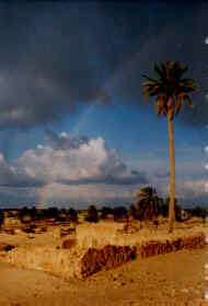 Arc au ciel  photographi  la ville de Douz.