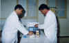 Le prparateur et le garon du laboratoire du lyce secondaire Nouvelle Ere Douz Tunisie ramassent le matriel didactique aprs son utilisation en classe.