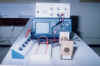 Le matériel utilisé dans l'étude des oscillations électriques forcées.